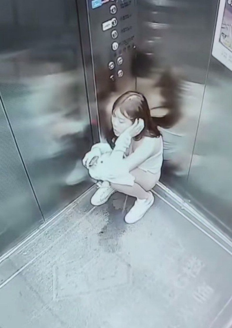 浙江某小区女业主电梯里的迷惑操作1 浙江某小区女业主电梯里的迷惑操作1