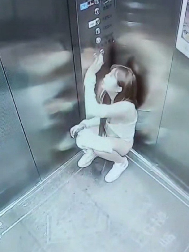 浙江某小区女业主电梯里的迷惑操作3 浙江某小区女业主电梯里的迷惑操作3