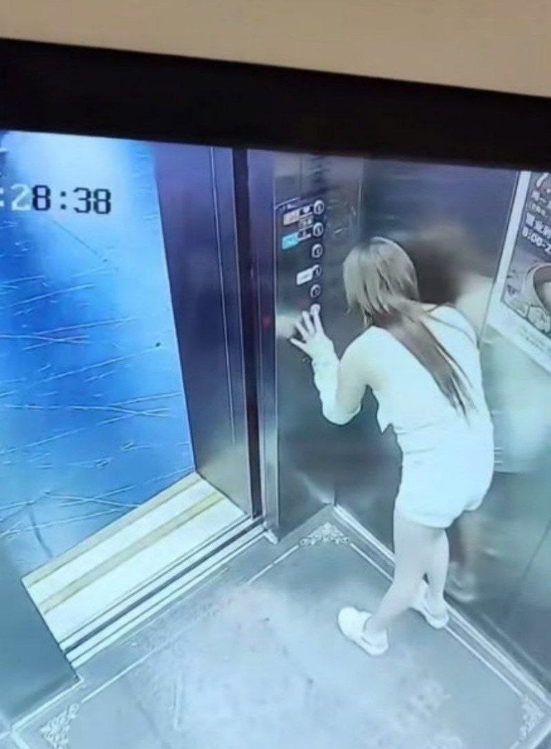 浙江某小区女业主电梯里的迷惑操作4 浙江某小区女业主电梯里的迷惑操作4