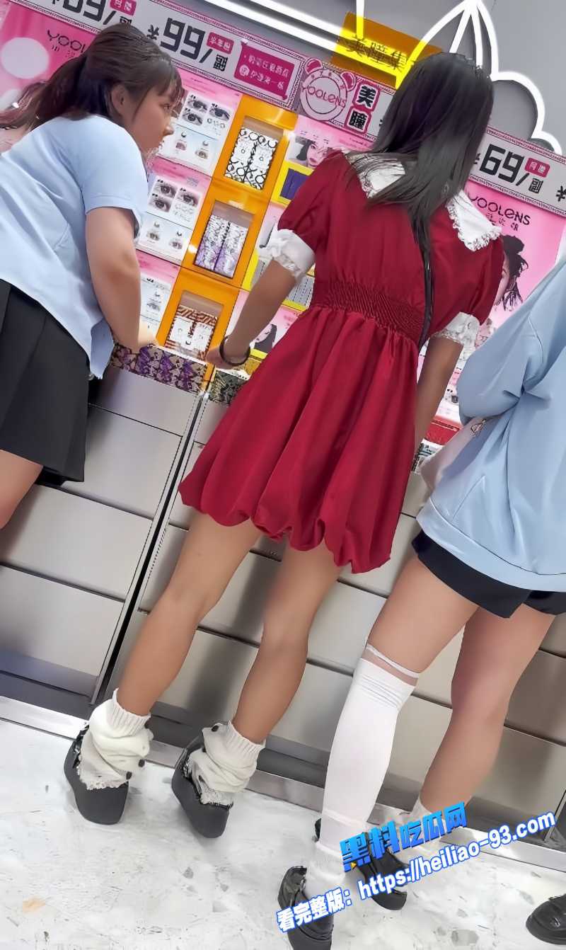 大神KFC街拍神抄年轻学生妹红色短裙下白色棉内裤全程走光 逛街有说有笑毫无察觉1