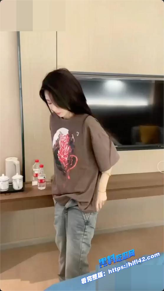 黑料吃瓜网独家曝光抖音千万网红 呆妹儿小霸王酒店开房事件火爆全网三点全露一丝不挂 真带劲14.jpg
