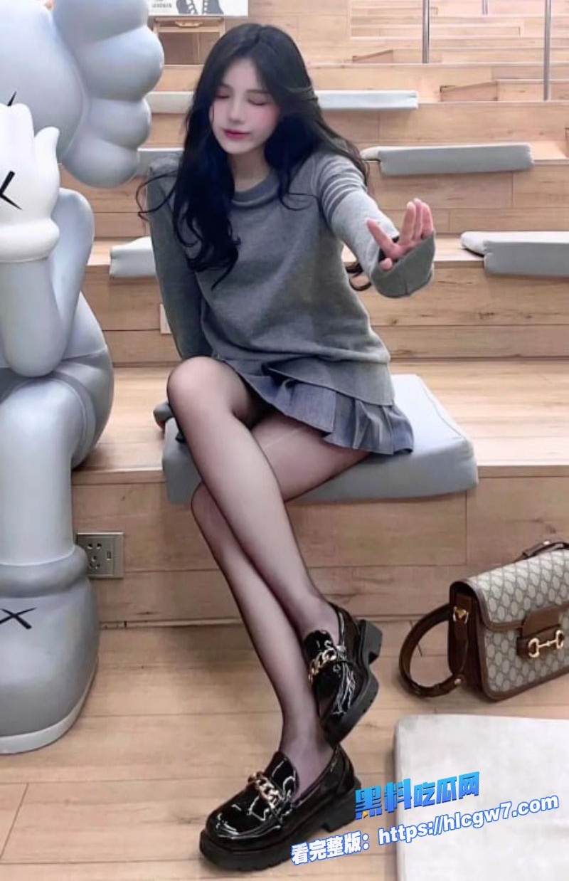 美腿尤物扛肩大开腿逆天颜值少女在床上被男友抱起双腿高扛1 美腿尤物扛肩大开腿逆天颜值少女在床上被男友抱起双腿高扛1