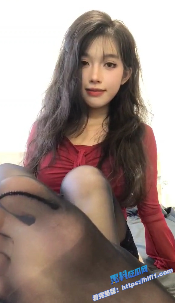 B站博主 就是晴天小猪呀 元气颜值小美女 穿着黑丝低视角秀脚脚 恋足癖还不来舔屏！3