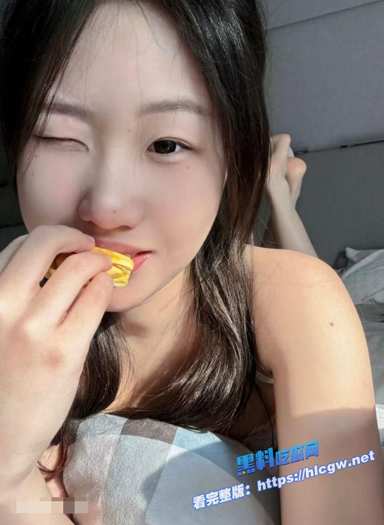 反差婊情侣自拍生活照