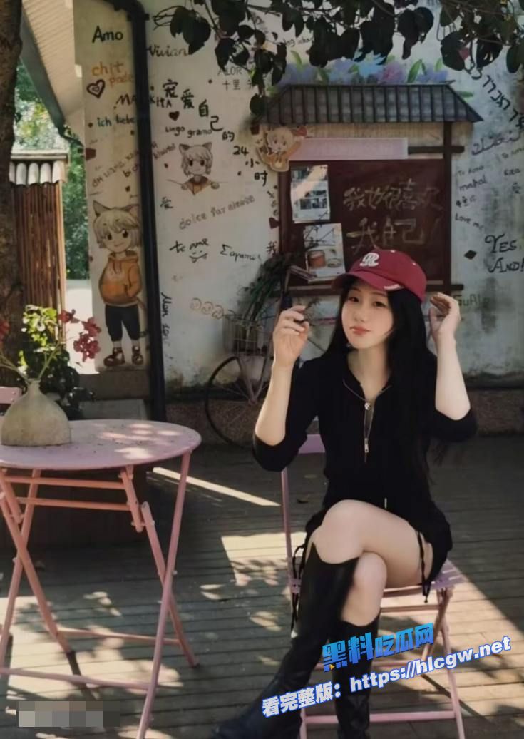 反差婊情侣自拍生活照