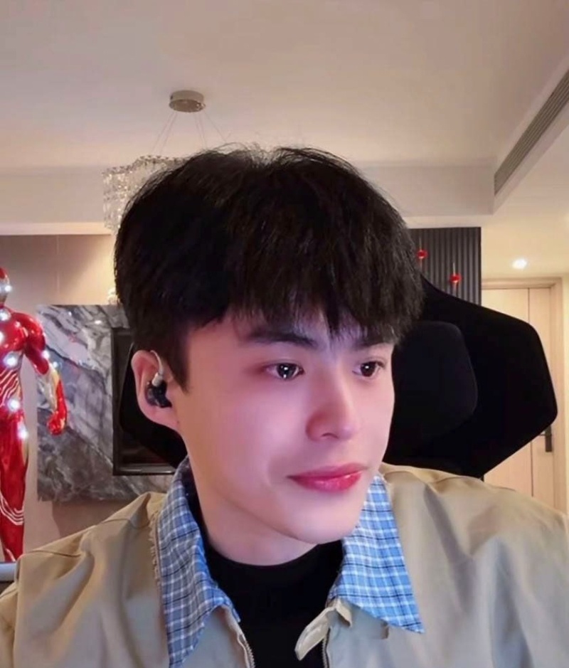 快手网红牌晓亮直播间公然吸毒私生活混乱恋期出轨钓富婆黄赌毒都占了俩儿5 快手网红牌晓亮直播间公然吸毒私生活混乱恋期出轨钓富婆黄赌毒都占了俩儿5