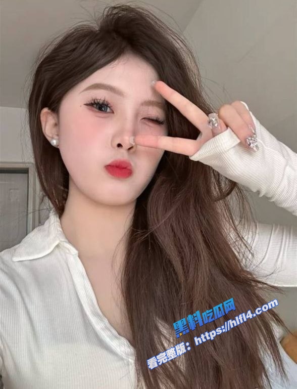 傻白甜谁不爱？研究生女朋友 长相偏御姐 穿上红黑开档丝袜 被中出内射的样子太诱人了！ 图1