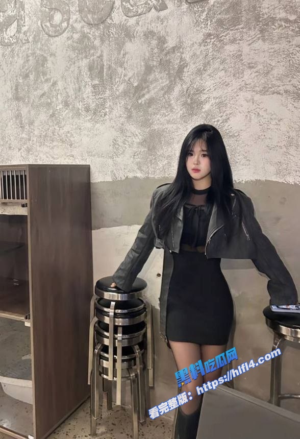 傻白甜谁不爱？研究生女朋友 长相偏御姐 穿上红黑开档丝袜 被中出内射的样子太诱人了！ 图2