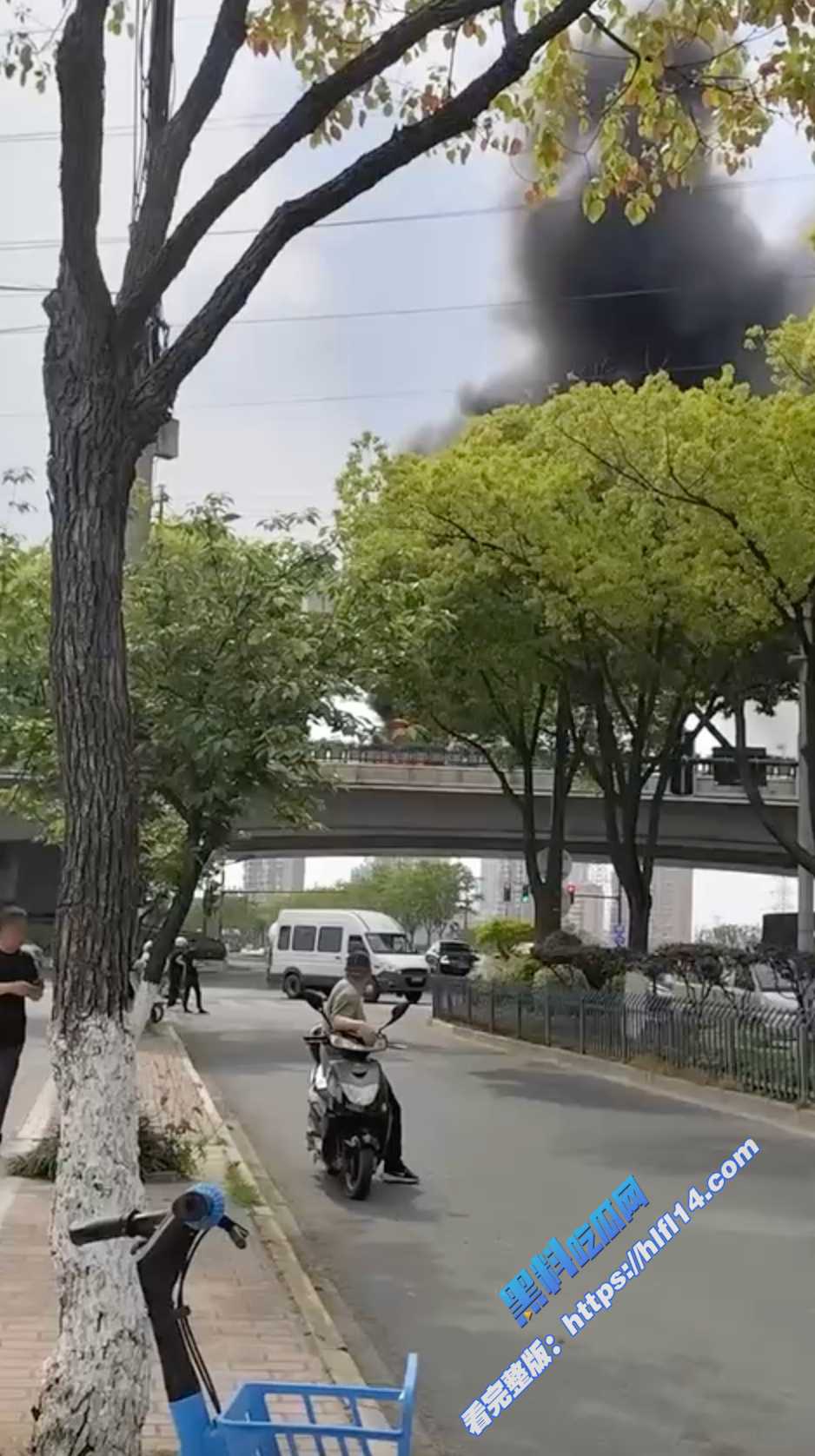 4月30日下午 某中专综高部学生春游大巴 在江苏南京快速路 大巴突然起火还好人员平安！2
