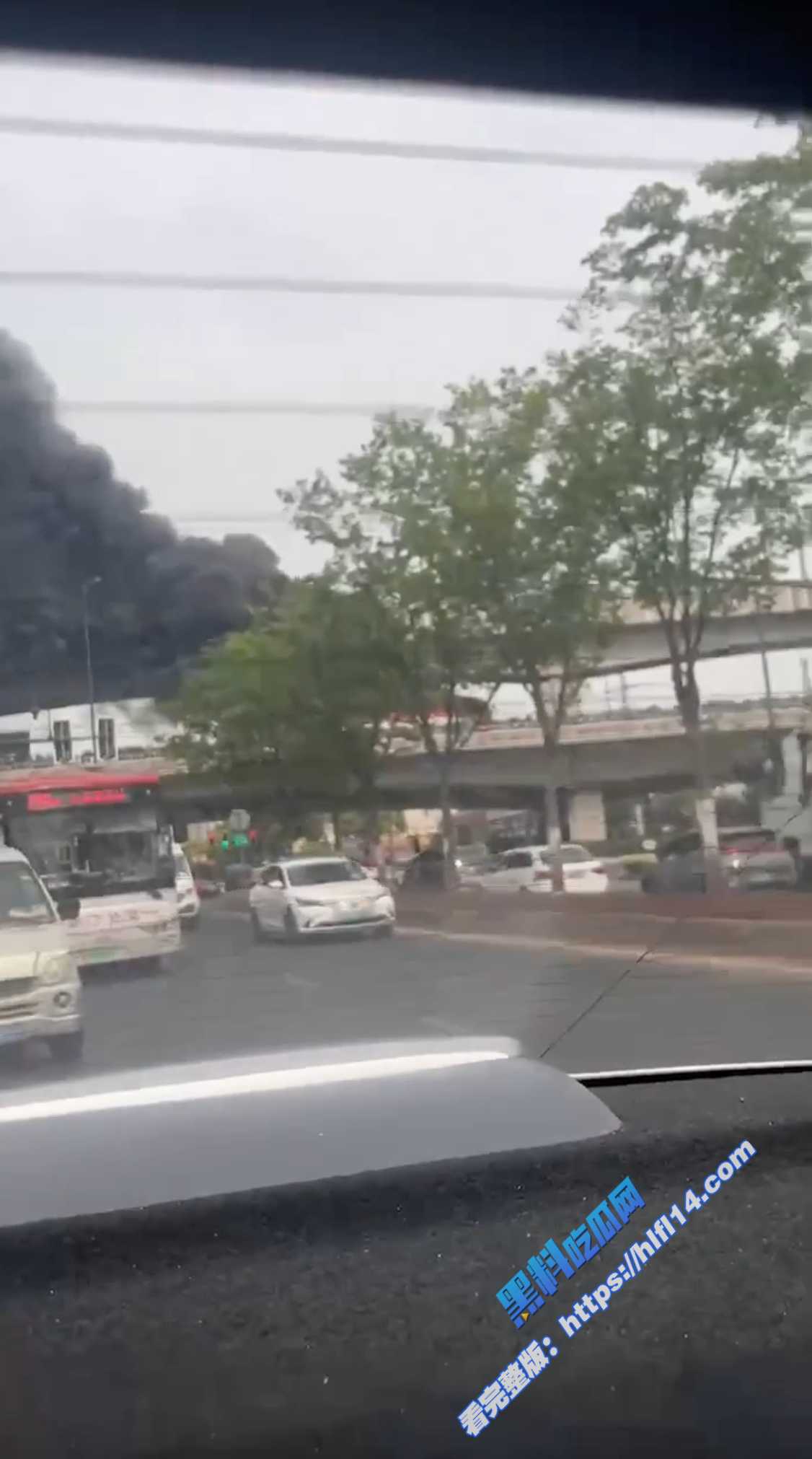 4月30日下午 某中专综高部学生春游大巴 在江苏南京快速路 大巴突然起火还好人员平安！3