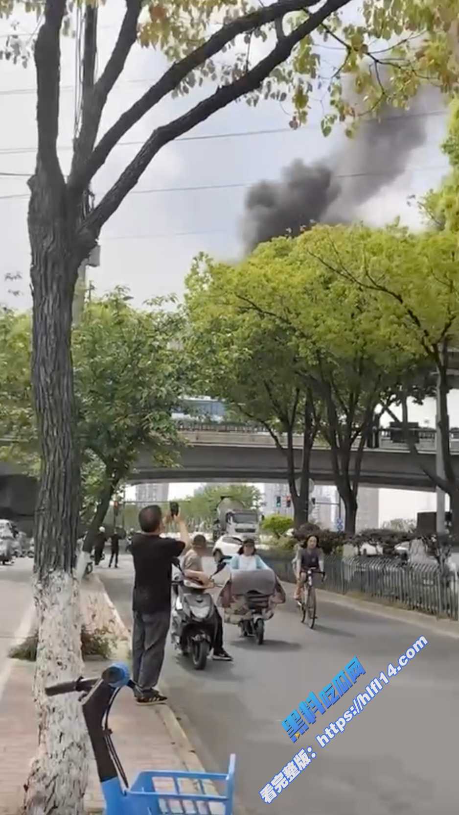 4月30日下午 某中专综高部学生春游大巴 在江苏南京快速路 大巴突然起火还好人员平安！5