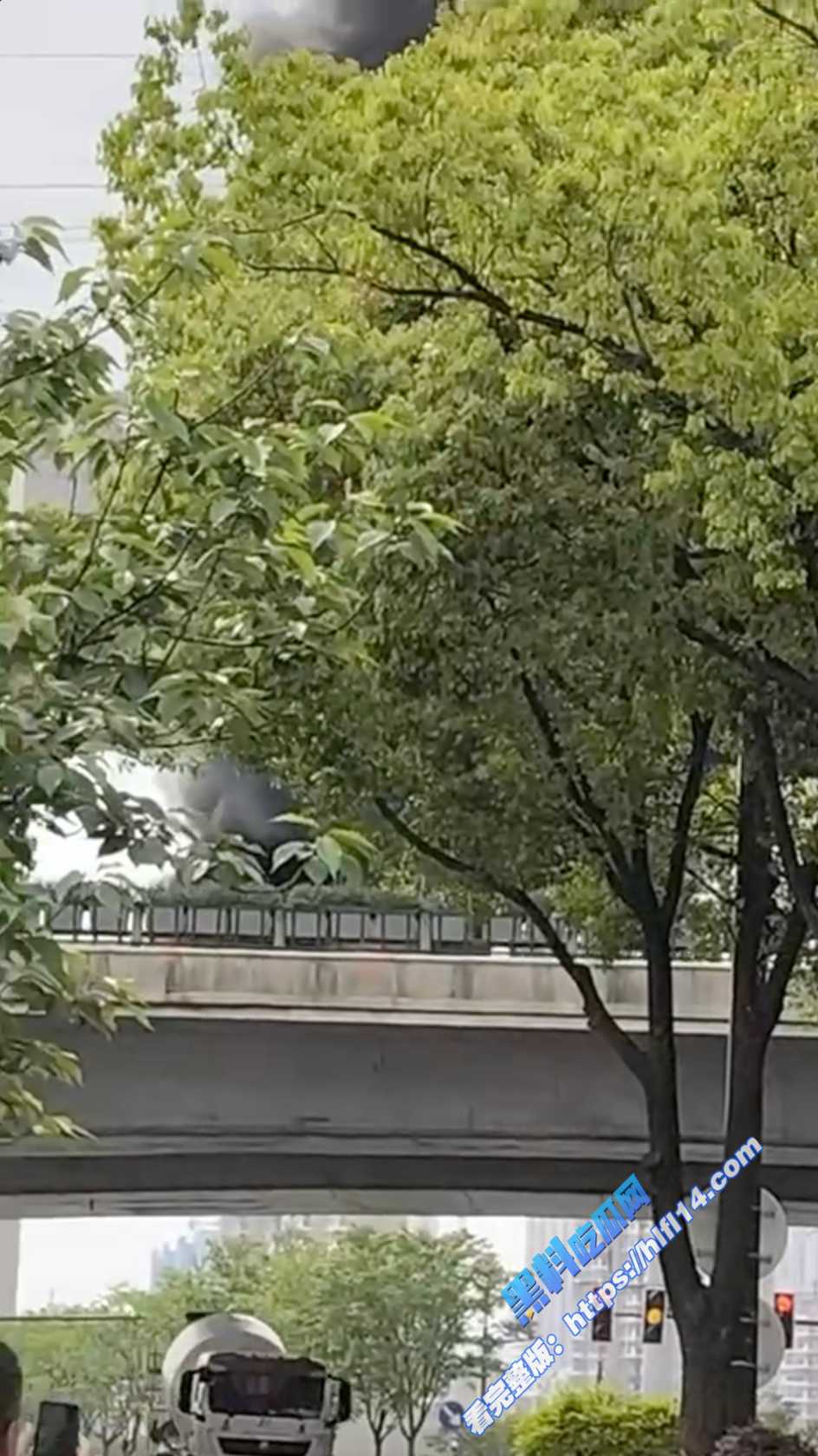 4月30日下午 某中专综高部学生春游大巴 在江苏南京快速路 大巴突然起火还好人员平安！7