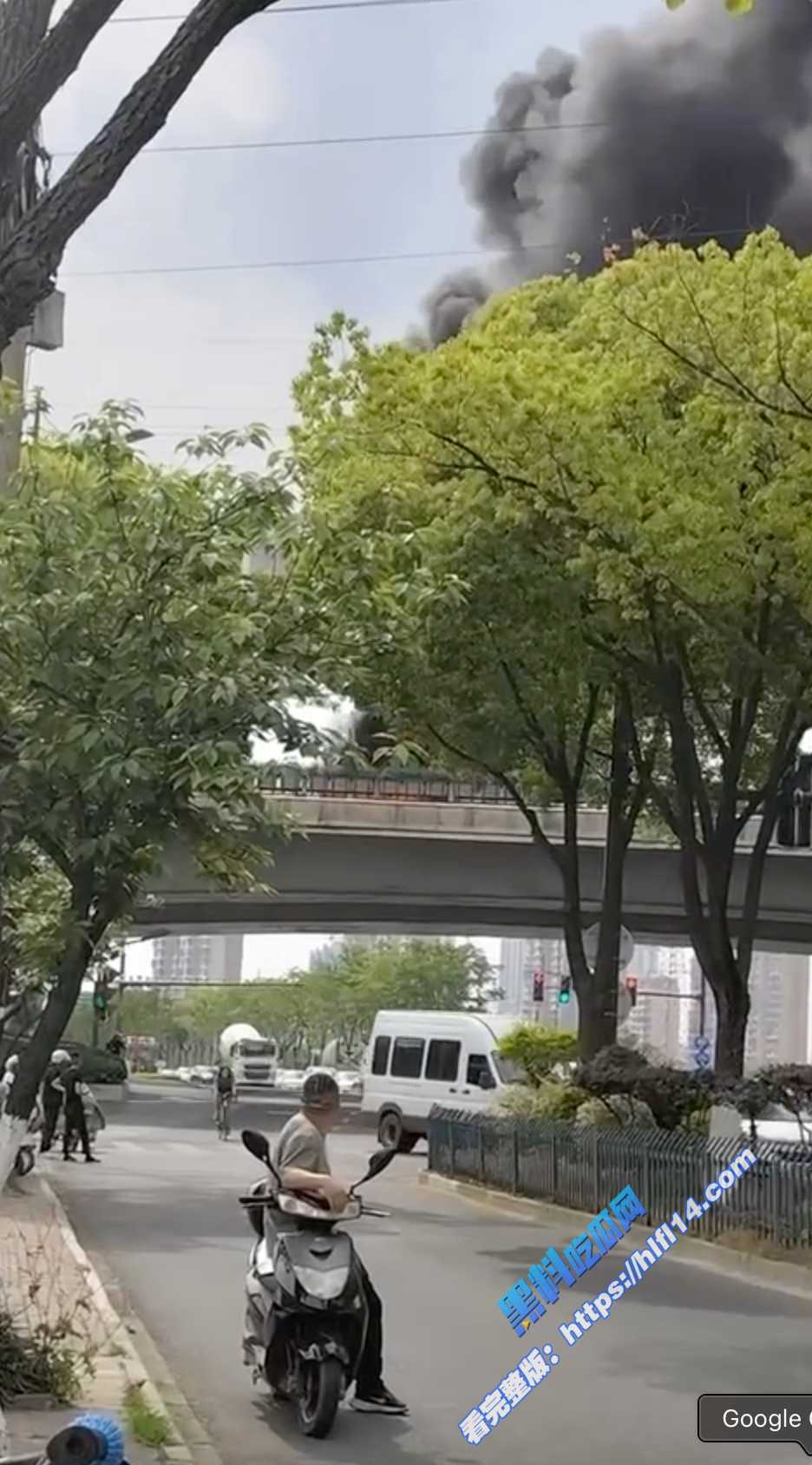4月30日下午 某中专综高部学生春游大巴 在江苏南京快速路 大巴突然起火还好人员平安！8