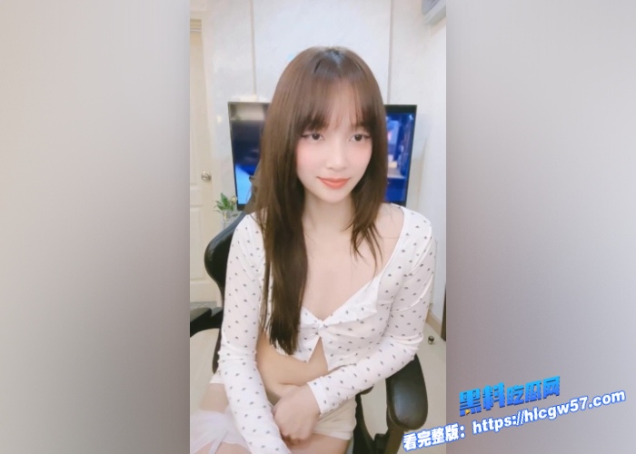 20岁纯美吊带白丝蜜桃臀Rias 无毛小穴也很粉嫩，大尺度付费秀，脸穴同框自慰！ 4