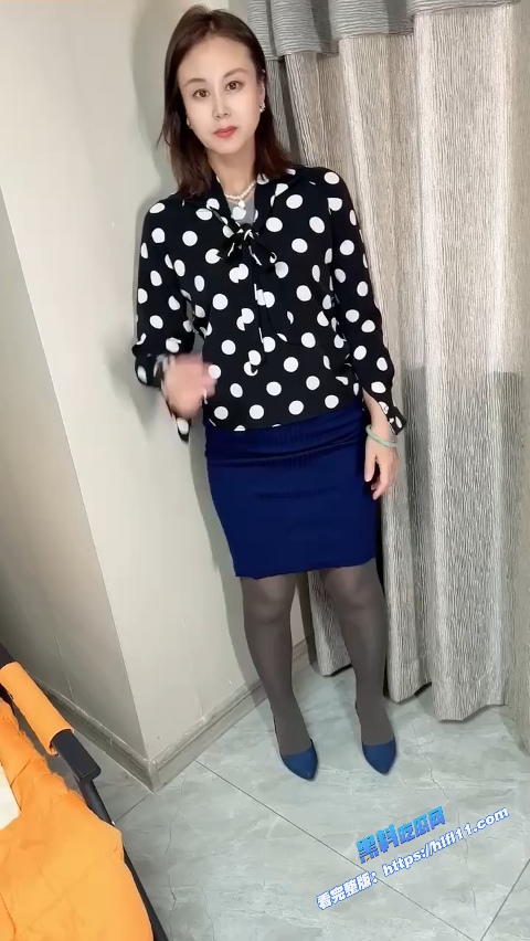 抖音网红熟女 若影若离 各种丝袜套装诱惑 身材火辣风韵犹存 榜一大哥有福喽！2
