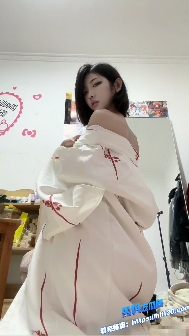 抖音网红御姐 行简 黑丝骚母狗 线下穿各种颜色丝袜拿假屌自慰！图1