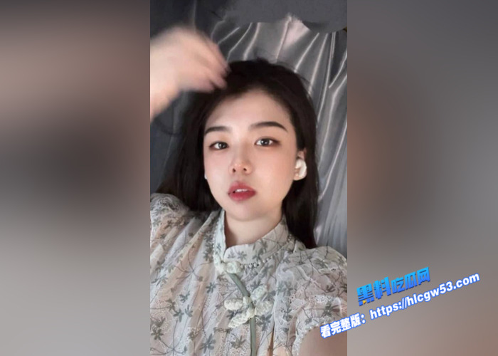 极品美少妇 和老公大胆拍摄性爱视频 拴着狗链在地下爬行 满眼深情的舌舔龟头深喉肉棒 得此人妻夫复何求1 极品美少妇 和老公大胆拍摄性爱视频 拴着狗链在地下爬行 满眼深情的舌舔龟头深喉肉棒 得此人妻夫复何求1