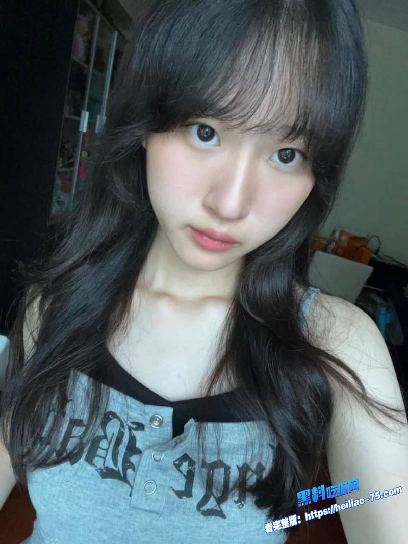 清纯黑长直女大学生被男友调教成骚母狗出租屋自拍跪舔猛干超上头4