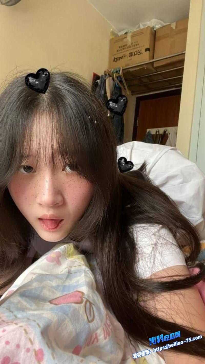清纯黑长直女大学生被男友调教成骚母狗出租屋自拍跪舔猛干超上头6
