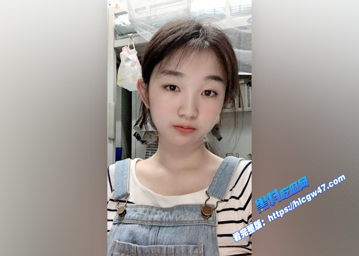 邻家反差乖乖女渣男分手求和遭拒怒而曝光不雅自拍宿舍脱衣展示粉嫩双乳手指插入多毛小穴骚叫不断 图1WH700x500px