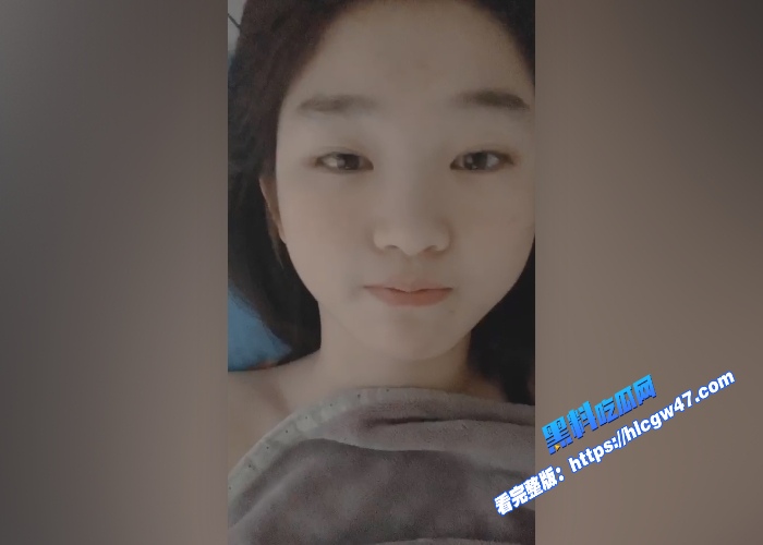 邻家反差乖乖女渣男分手求和遭拒怒而曝光不雅自拍宿舍脱衣展示粉嫩双乳手指插入多毛小穴骚叫不断 图3WH700x500px