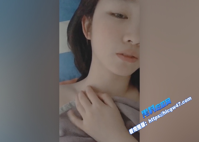 邻家反差乖乖女渣男分手求和遭拒怒而曝光不雅自拍宿舍脱衣展示粉嫩双乳手指插入多毛小穴骚叫不断 图4WH700x500px