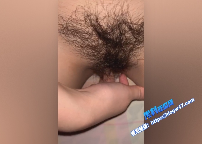 邻家反差乖乖女渣男分手求和遭拒怒而曝光不雅自拍宿舍脱衣展示粉嫩双乳手指插入多毛小穴骚叫不断 图12WH700x500px