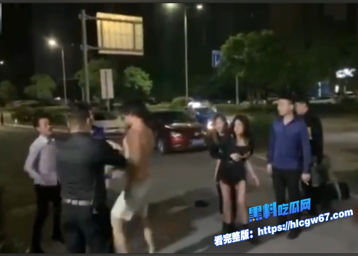 北京渣男脚踩多条船事情败漏被多名美女当街殴打暴揍好心路人拍下全程视频曝光周围站满了吃瓜群众男的最后高喊我是北京人笑喷 2