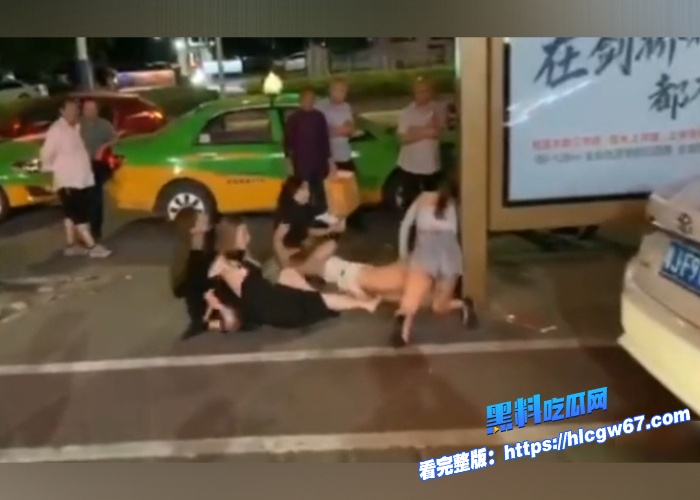 北京渣男脚踩多条船事情败漏被多名美女当街殴打暴揍好心路人拍下全程视频曝光周围站满了吃瓜群众男的最后高喊我是北京人笑喷 5