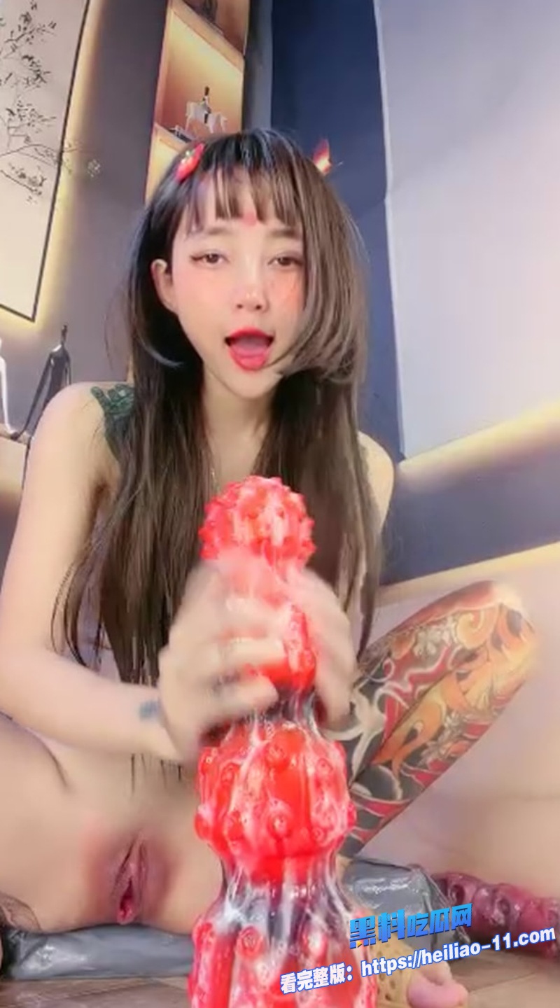 运动系纹身精神小妹人美逼粉玩具巨根假屌猛捅到失神3