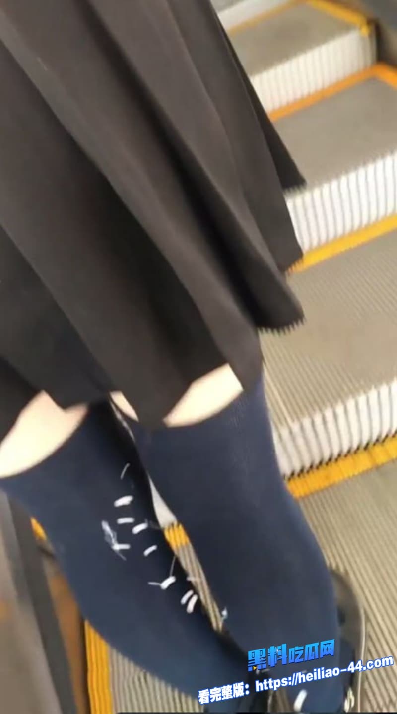 街头偷拍系列涂鸦少年地铁尾随过膝袜萌妹趁刷手机时掏家伙狂撸鸡巴1 街头偷拍系列涂鸦少年地铁尾随过膝袜萌妹趁刷手机时掏家伙狂撸鸡巴1