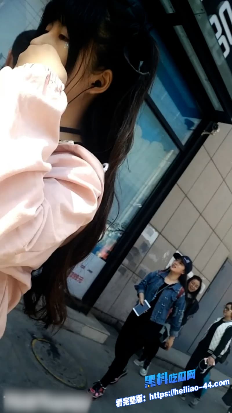 街头偷拍系列涂鸦少年地铁尾随过膝袜萌妹趁刷手机时掏家伙狂撸鸡巴2 街头偷拍系列涂鸦少年地铁尾随过膝袜萌妹趁刷手机时掏家伙狂撸鸡巴2