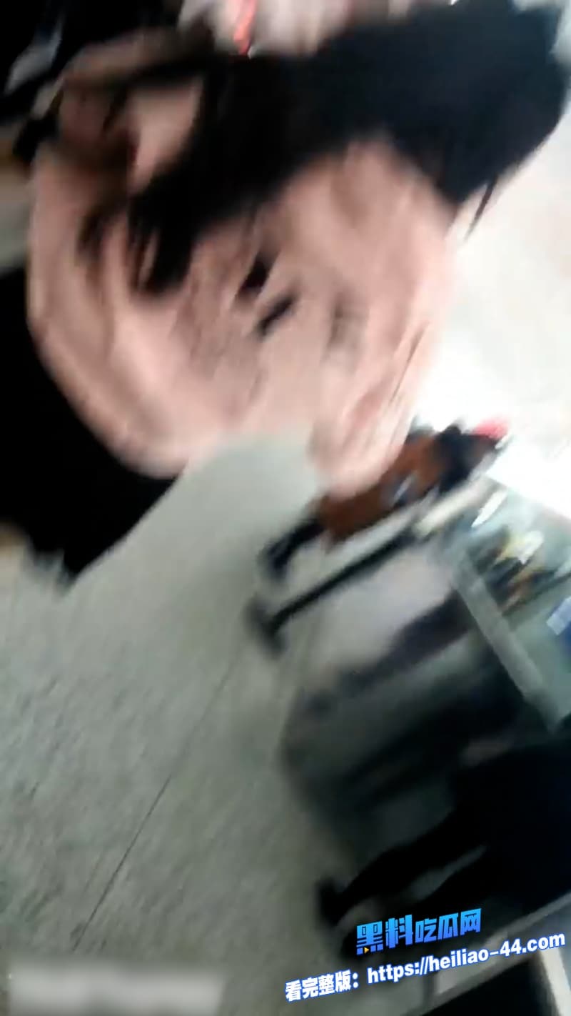 街头偷拍系列涂鸦少年地铁尾随过膝袜萌妹趁刷手机时掏家伙狂撸鸡巴3 街头偷拍系列涂鸦少年地铁尾随过膝袜萌妹趁刷手机时掏家伙狂撸鸡巴3