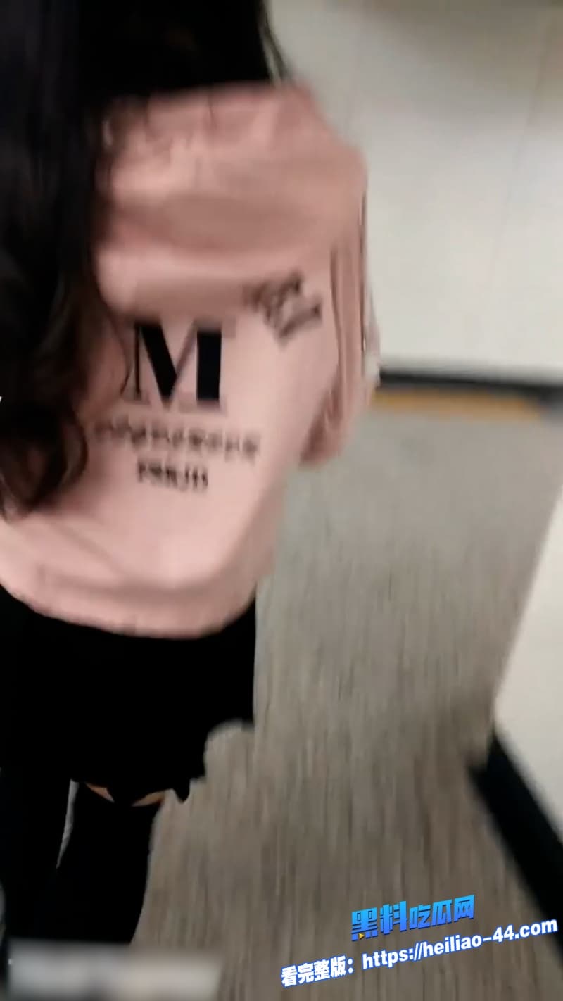 街头偷拍系列涂鸦少年地铁尾随过膝袜萌妹趁刷手机时掏家伙狂撸鸡巴4 街头偷拍系列涂鸦少年地铁尾随过膝袜萌妹趁刷手机时掏家伙狂撸鸡巴4