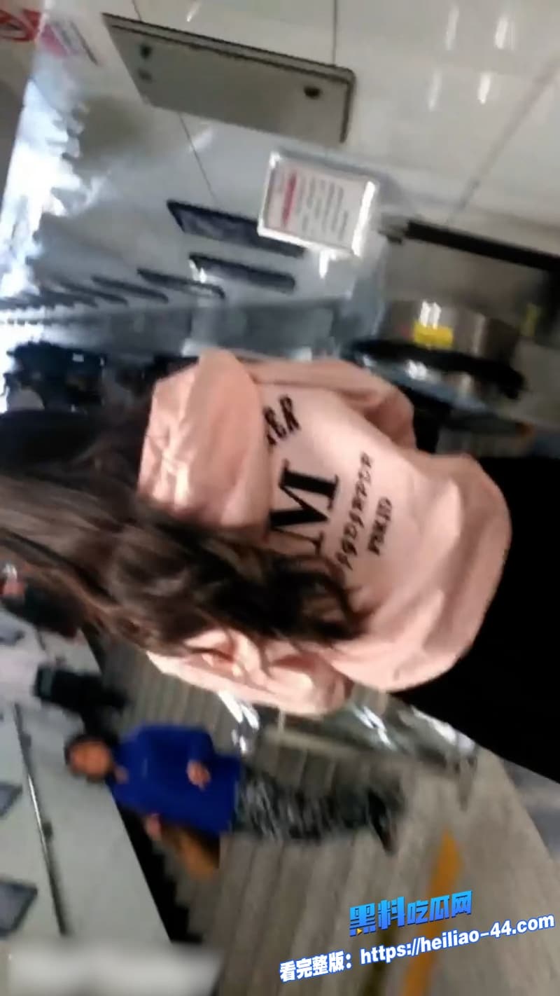 街头偷拍系列涂鸦少年地铁尾随过膝袜萌妹趁刷手机时掏家伙狂撸鸡巴5 街头偷拍系列涂鸦少年地铁尾随过膝袜萌妹趁刷手机时掏家伙狂撸鸡巴5