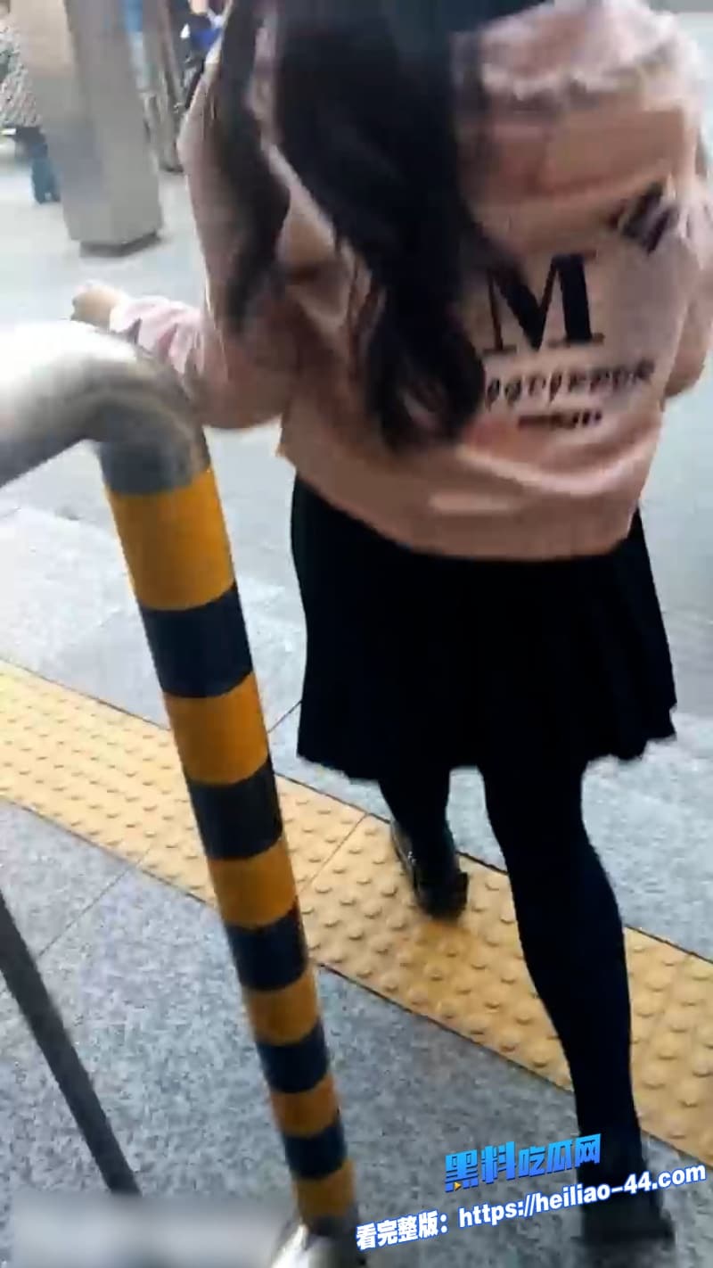 街头偷拍系列涂鸦少年地铁尾随过膝袜萌妹趁刷手机时掏家伙狂撸鸡巴6 街头偷拍系列涂鸦少年地铁尾随过膝袜萌妹趁刷手机时掏家伙狂撸鸡巴6