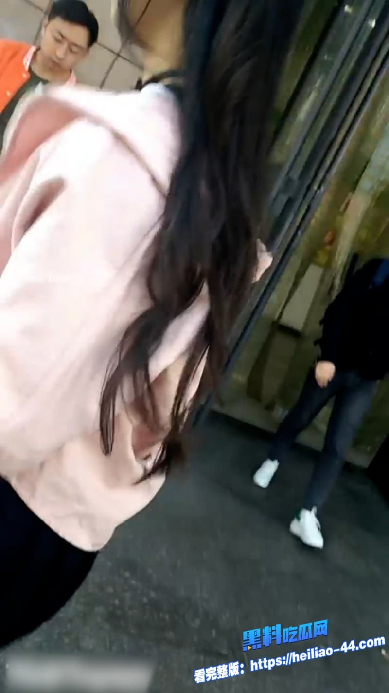街头偷拍系列涂鸦少年地铁尾随过膝袜萌妹趁刷手机时掏家伙狂撸鸡巴7 街头偷拍系列涂鸦少年地铁尾随过膝袜萌妹趁刷手机时掏家伙狂撸鸡巴7