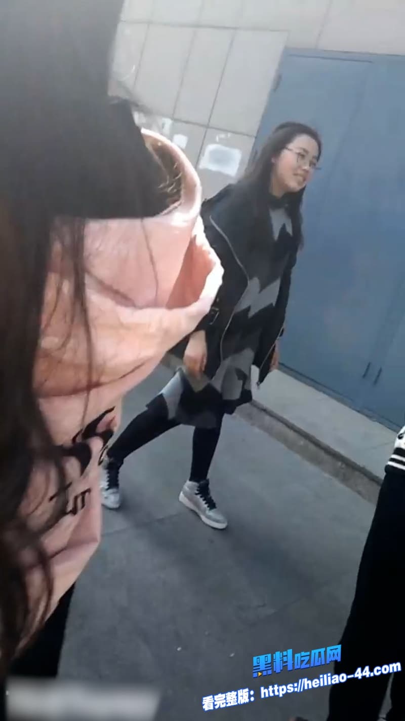 街头偷拍系列涂鸦少年地铁尾随过膝袜萌妹趁刷手机时掏家伙狂撸鸡巴8 街头偷拍系列涂鸦少年地铁尾随过膝袜萌妹趁刷手机时掏家伙狂撸鸡巴8