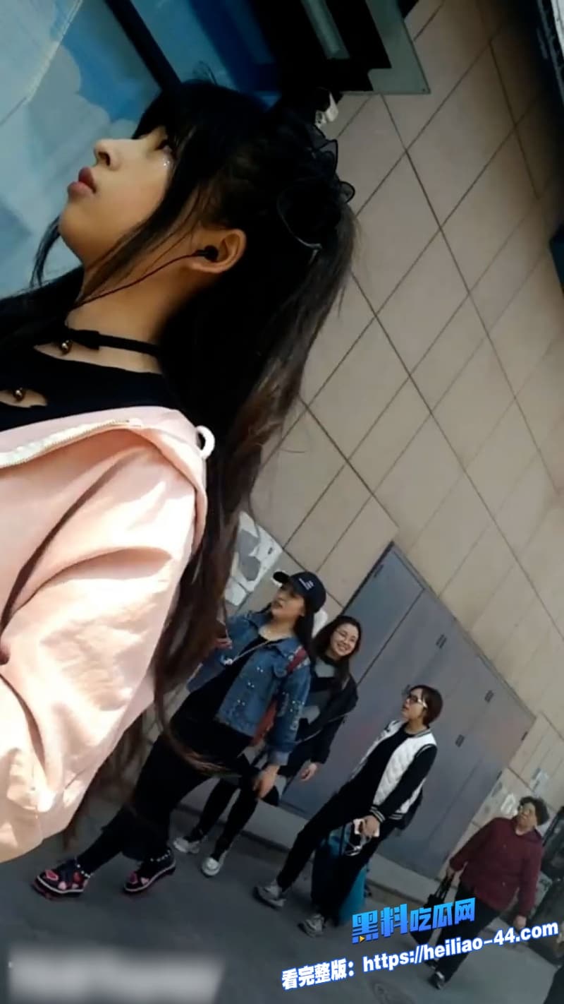 街头偷拍系列涂鸦少年地铁尾随过膝袜萌妹趁刷手机时掏家伙狂撸鸡巴9 街头偷拍系列涂鸦少年地铁尾随过膝袜萌妹趁刷手机时掏家伙狂撸鸡巴9
