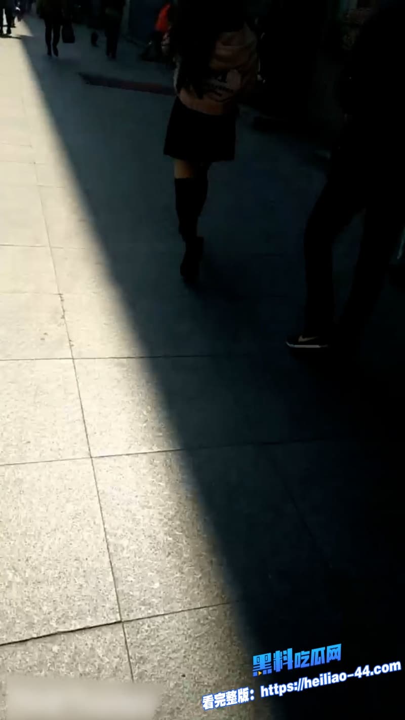 街头偷拍系列涂鸦少年地铁尾随过膝袜萌妹趁刷手机时掏家伙狂撸鸡巴10 街头偷拍系列涂鸦少年地铁尾随过膝袜萌妹趁刷手机时掏家伙狂撸鸡巴10
