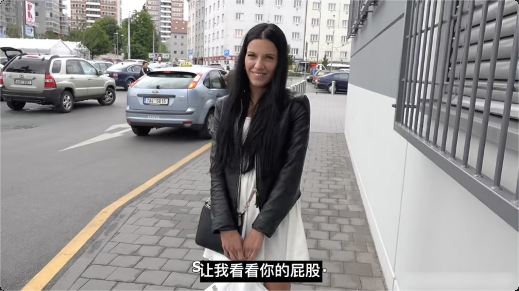 捷克街头搭讪-拐单身母亲花钱买了他内裤，加钱直接拉到小树丛操了她2