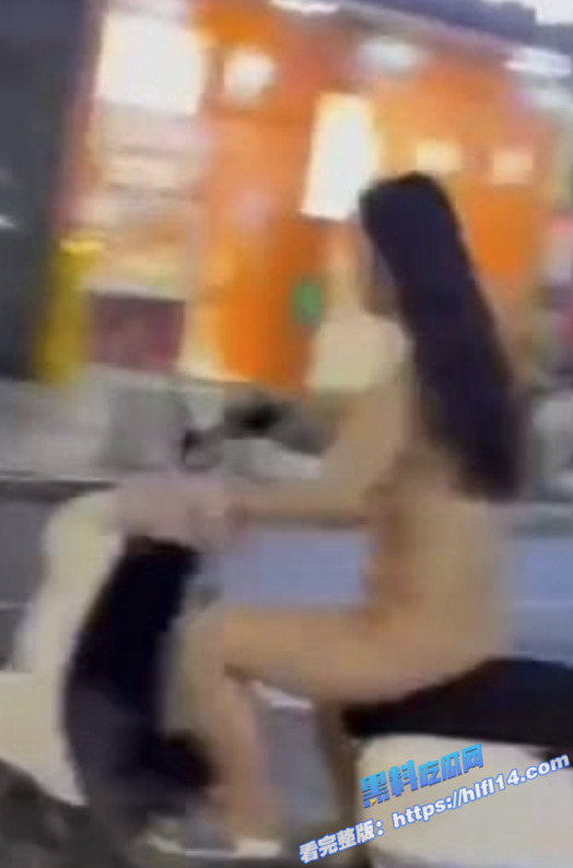 这是什么表演 潮汕街头惊现裸体女骑士 全裸骑车狂奔 才四月份就有这么热了吗？1