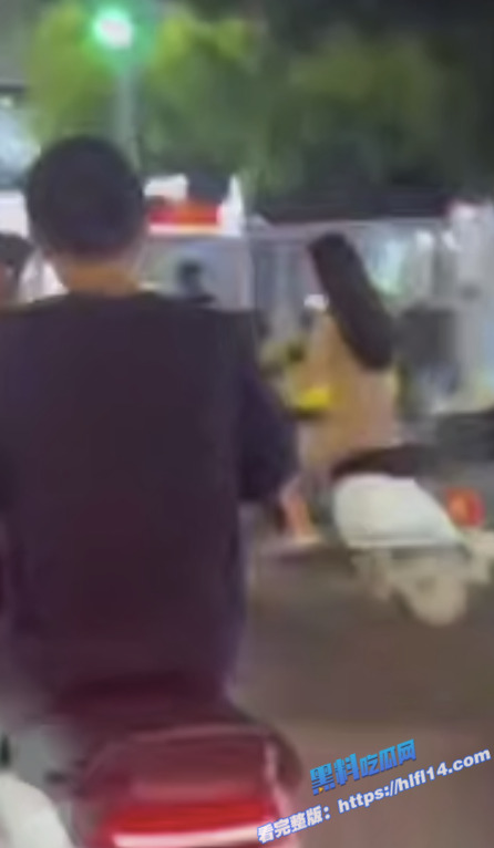 这是什么表演 潮汕街头惊现裸体女骑士 全裸骑车狂奔 才四月份就有这么热了吗？4