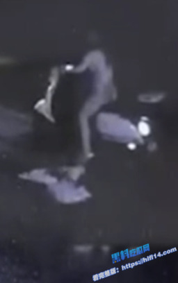 这是什么表演 潮汕街头惊现裸体女骑士 全裸骑车狂奔 才四月份就有这么热了吗？5