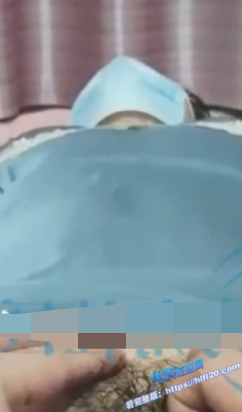 真实母子乱伦！一直不愿意让我插进她嫩穴的老妈 今晚终于同意了 爆操老骚逼！2
