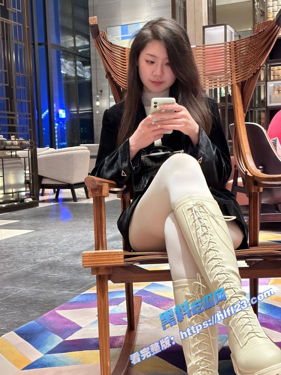 高颜值少妇御姐 簌簌 人妻出轨被金主调教 跪地吃鸡做爱视频曝光! (2) 高颜值少妇御姐 簌簌 人妻出轨被金主调教 跪地吃鸡做爱视频曝光! (2)