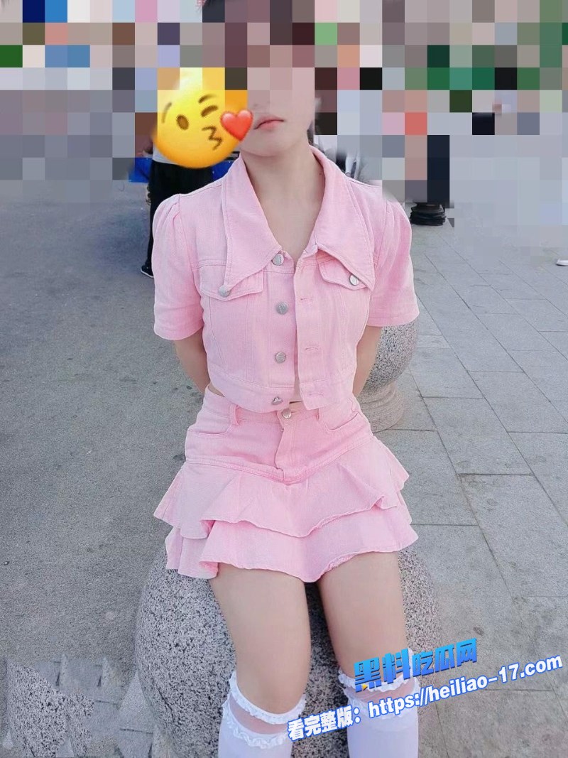 海角乱伦沙发看电视的粉裙白袜闺女被爸爸悄然引导上床3