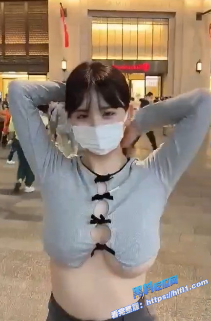户外露出 调教小母狗 大奶美女星巴克玩露出 奶子好大好圆 我要当她的球迷！3