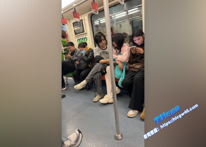 地铁站扣逼视频曝光年轻小情侣地铁站上扣逼被偷拍旁若无人胆子是真的大看着好刺激 图1WH700x500px 地铁站扣逼视频曝光年轻小情侣地铁站上扣逼被偷拍旁若无人胆子是真的大看着好刺激 图1WH700x500px