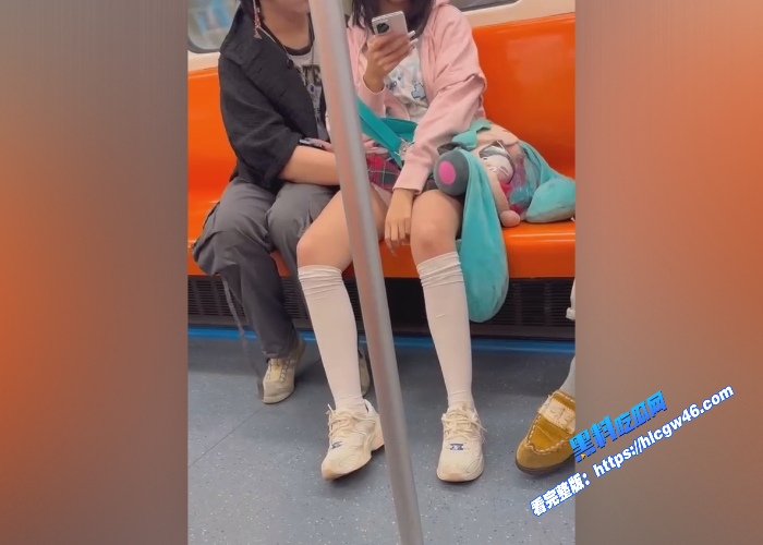 地铁站扣逼视频曝光年轻小情侣地铁站上扣逼被偷拍旁若无人胆子是真的大看着好刺激 图4WH700x500px 地铁站扣逼视频曝光年轻小情侣地铁站上扣逼被偷拍旁若无人胆子是真的大看着好刺激 图4WH700x500px